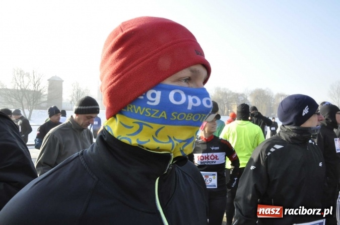 Zdjęcie w galerii na portalu naszraciborz.pl: III Bieg Nadodrzański. Mróz niestraszny biegaczom. Złoto dla Łukasza Skwareckiego  wiadomości z regionu