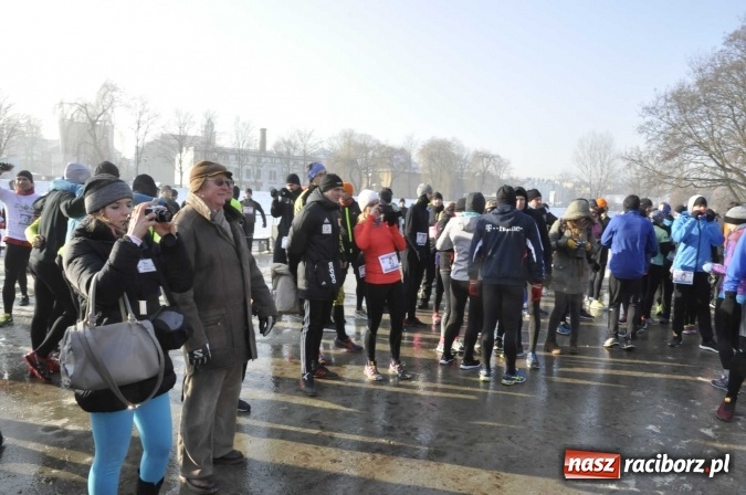 Zdjęcie w galerii na portalu naszraciborz.pl: III Bieg Nadodrzański. Mróz niestraszny biegaczom. Złoto dla Łukasza Skwareckiego  wiadomości z regionu