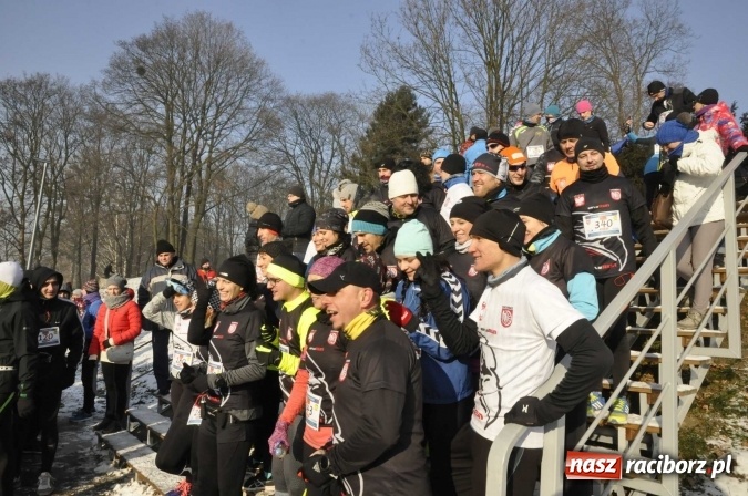 Zdjęcie w galerii na portalu naszraciborz.pl: III Bieg Nadodrzański. Mróz niestraszny biegaczom. Złoto dla Łukasza Skwareckiego  wiadomości z regionu