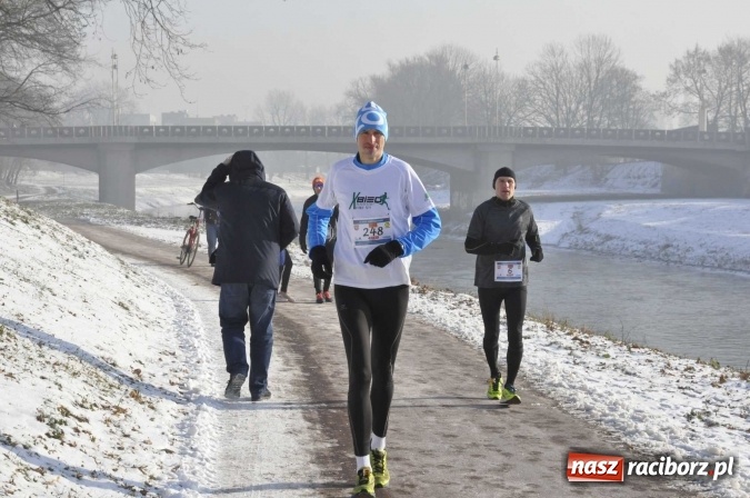 Zdjęcie w galerii na portalu naszraciborz.pl: III Bieg Nadodrzański. Mróz niestraszny biegaczom. Złoto dla Łukasza Skwareckiego  wiadomości z regionu