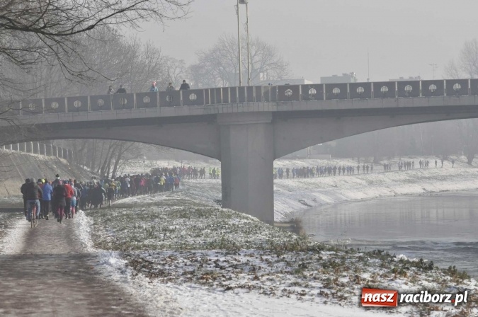 Zdjęcie w galerii na portalu naszraciborz.pl: III Bieg Nadodrzański. Mróz niestraszny biegaczom. Złoto dla Łukasza Skwareckiego  wiadomości z regionu