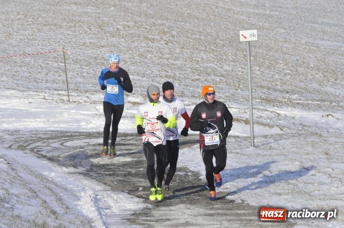 Zdjęcie w galerii na portalu naszraciborz.pl: III Bieg Nadodrzański. Mróz niestraszny biegaczom. Złoto dla Łukasza Skwareckiego  wiadomości z regionu