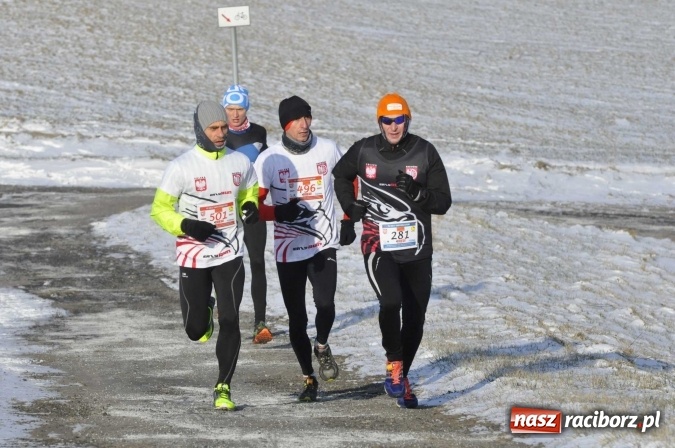 Zdjęcie w galerii na portalu naszraciborz.pl: III Bieg Nadodrzański. Mróz niestraszny biegaczom. Złoto dla Łukasza Skwareckiego  wiadomości z regionu