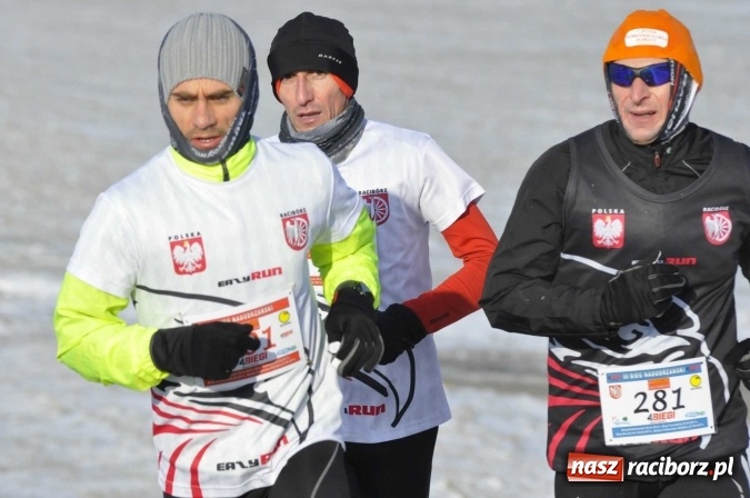 Zdjęcie w galerii na portalu naszraciborz.pl: III Bieg Nadodrzański. Mróz niestraszny biegaczom. Złoto dla Łukasza Skwareckiego  wiadomości z regionu