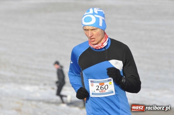 Zdjęcie w galerii na portalu naszraciborz.pl: III Bieg Nadodrzański. Mróz niestraszny biegaczom. Złoto dla Łukasza Skwareckiego  wiadomości z regionu
