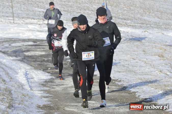Zdjęcie w galerii na portalu naszraciborz.pl: III Bieg Nadodrzański. Mróz niestraszny biegaczom. Złoto dla Łukasza Skwareckiego  wiadomości z regionu