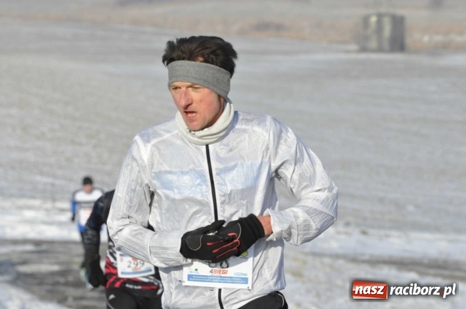 Zdjęcie w galerii na portalu naszraciborz.pl: III Bieg Nadodrzański. Mróz niestraszny biegaczom. Złoto dla Łukasza Skwareckiego  wiadomości z regionu