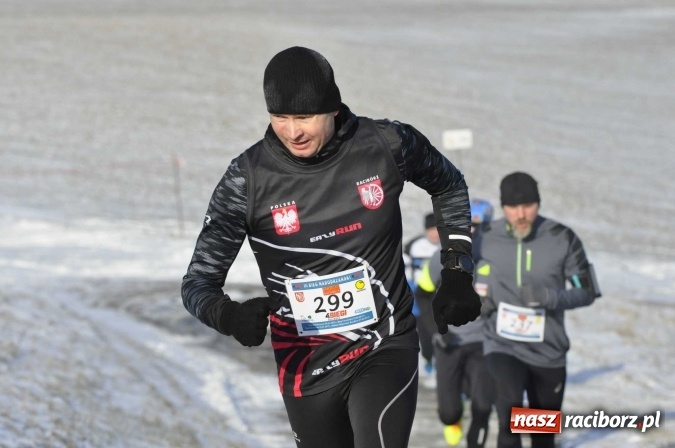 Zdjęcie w galerii na portalu naszraciborz.pl: III Bieg Nadodrzański. Mróz niestraszny biegaczom. Złoto dla Łukasza Skwareckiego  wiadomości z regionu