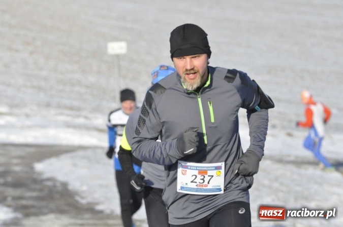 Zdjęcie w galerii na portalu naszraciborz.pl: III Bieg Nadodrzański. Mróz niestraszny biegaczom. Złoto dla Łukasza Skwareckiego  wiadomości z regionu