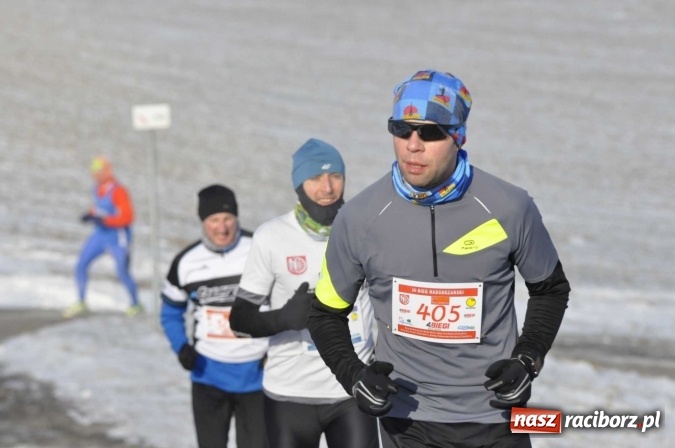 Zdjęcie w galerii na portalu naszraciborz.pl: III Bieg Nadodrzański. Mróz niestraszny biegaczom. Złoto dla Łukasza Skwareckiego  wiadomości z regionu