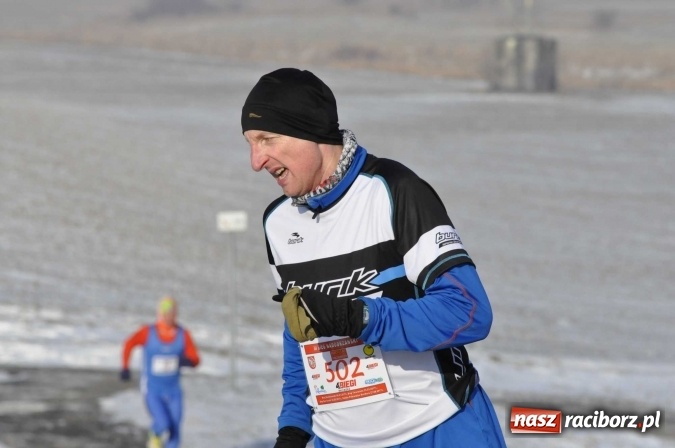 Zdjęcie w galerii na portalu naszraciborz.pl: III Bieg Nadodrzański. Mróz niestraszny biegaczom. Złoto dla Łukasza Skwareckiego  wiadomości z regionu