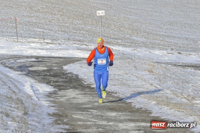 Zdjęcie w galerii na portalu naszraciborz.pl: III Bieg Nadodrzański. Mróz niestraszny biegaczom. Złoto dla Łukasza Skwareckiego  wiadomości z regionu