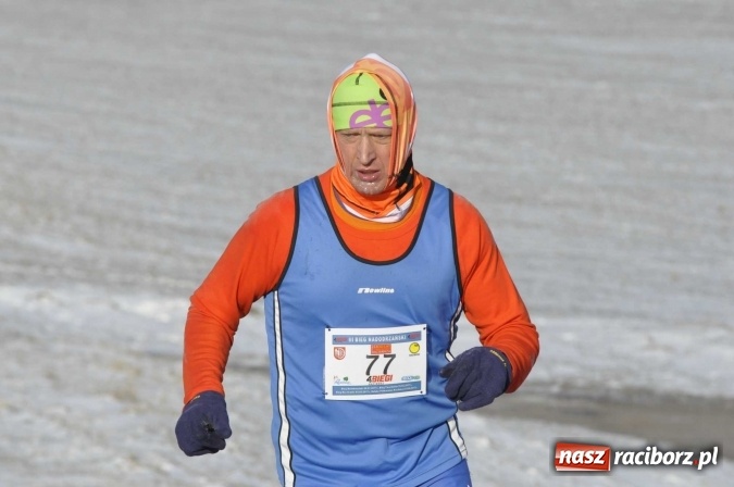 Zdjęcie w galerii na portalu naszraciborz.pl: III Bieg Nadodrzański. Mróz niestraszny biegaczom. Złoto dla Łukasza Skwareckiego  wiadomości z regionu