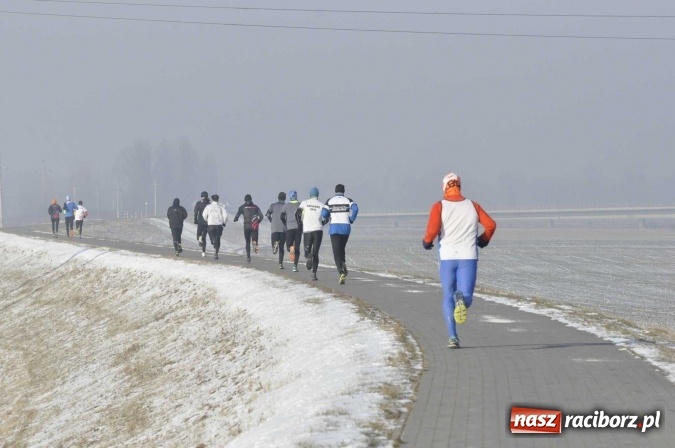 Zdjęcie w galerii na portalu naszraciborz.pl: III Bieg Nadodrzański. Mróz niestraszny biegaczom. Złoto dla Łukasza Skwareckiego  wiadomości z regionu