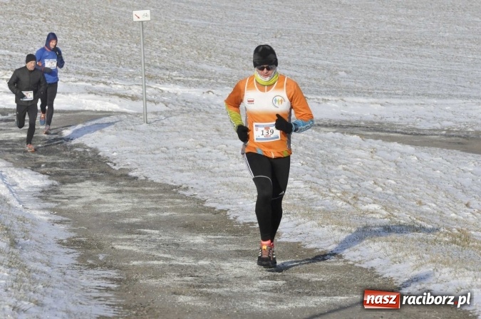 Zdjęcie w galerii na portalu naszraciborz.pl: III Bieg Nadodrzański. Mróz niestraszny biegaczom. Złoto dla Łukasza Skwareckiego  wiadomości z regionu
