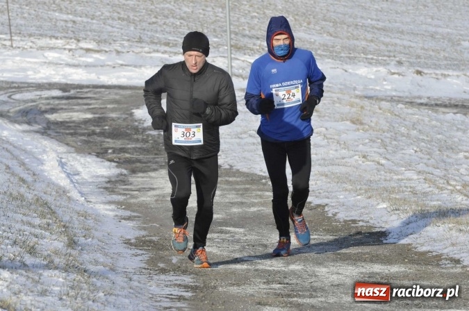 Zdjęcie w galerii na portalu naszraciborz.pl: III Bieg Nadodrzański. Mróz niestraszny biegaczom. Złoto dla Łukasza Skwareckiego  wiadomości z regionu