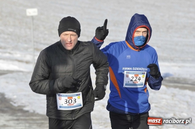 Zdjęcie w galerii na portalu naszraciborz.pl: III Bieg Nadodrzański. Mróz niestraszny biegaczom. Złoto dla Łukasza Skwareckiego  wiadomości z regionu
