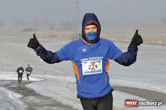 Zdjęcie w galerii na portalu naszraciborz.pl: III Bieg Nadodrzański. Mróz niestraszny biegaczom. Złoto dla Łukasza Skwareckiego  wiadomości z regionu