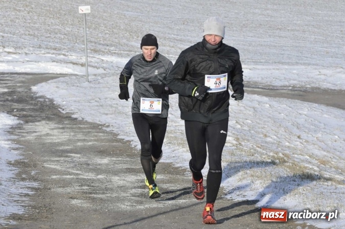 Zdjęcie w galerii na portalu naszraciborz.pl: III Bieg Nadodrzański. Mróz niestraszny biegaczom. Złoto dla Łukasza Skwareckiego  wiadomości z regionu