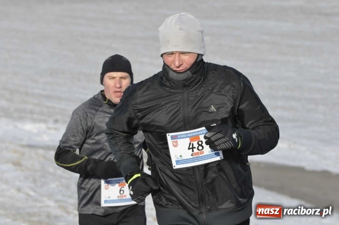 Zdjęcie w galerii na portalu naszraciborz.pl: III Bieg Nadodrzański. Mróz niestraszny biegaczom. Złoto dla Łukasza Skwareckiego  wiadomości z regionu