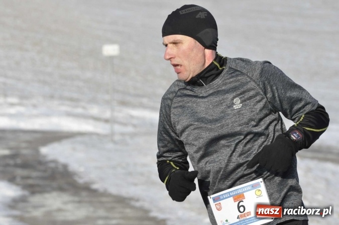Zdjęcie w galerii na portalu naszraciborz.pl: III Bieg Nadodrzański. Mróz niestraszny biegaczom. Złoto dla Łukasza Skwareckiego  wiadomości z regionu