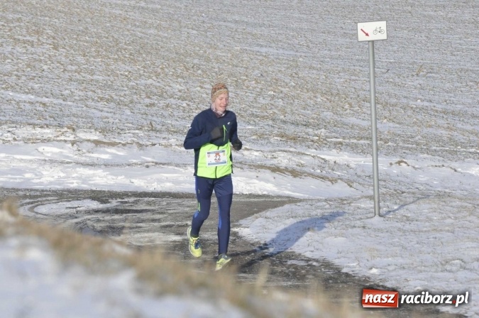 Zdjęcie w galerii na portalu naszraciborz.pl: III Bieg Nadodrzański. Mróz niestraszny biegaczom. Złoto dla Łukasza Skwareckiego  wiadomości z regionu
