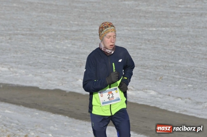 Zdjęcie w galerii na portalu naszraciborz.pl: III Bieg Nadodrzański. Mróz niestraszny biegaczom. Złoto dla Łukasza Skwareckiego  wiadomości z regionu