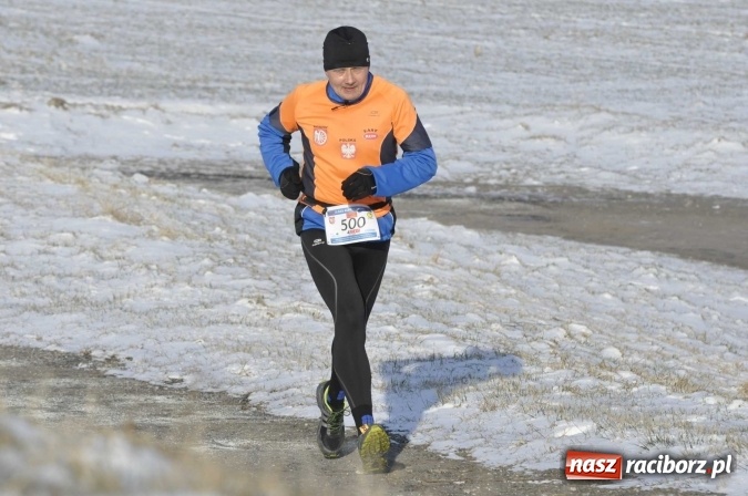 Zdjęcie w galerii na portalu naszraciborz.pl: III Bieg Nadodrzański. Mróz niestraszny biegaczom. Złoto dla Łukasza Skwareckiego  wiadomości z regionu