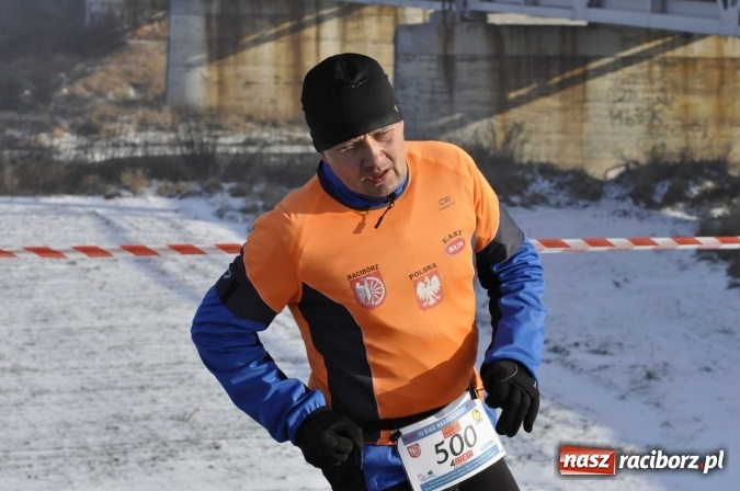 Zdjęcie w galerii na portalu naszraciborz.pl: III Bieg Nadodrzański. Mróz niestraszny biegaczom. Złoto dla Łukasza Skwareckiego  wiadomości z regionu