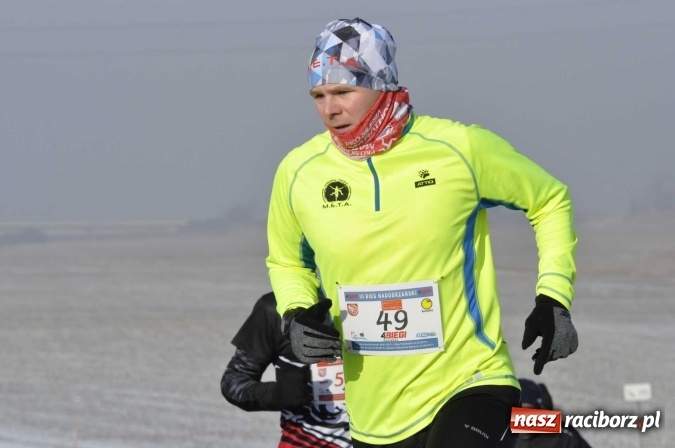 Zdjęcie w galerii na portalu naszraciborz.pl: III Bieg Nadodrzański. Mróz niestraszny biegaczom. Złoto dla Łukasza Skwareckiego  wiadomości z regionu