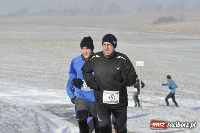 Zdjęcie w galerii na portalu naszraciborz.pl: III Bieg Nadodrzański. Mróz niestraszny biegaczom. Złoto dla Łukasza Skwareckiego  wiadomości z regionu