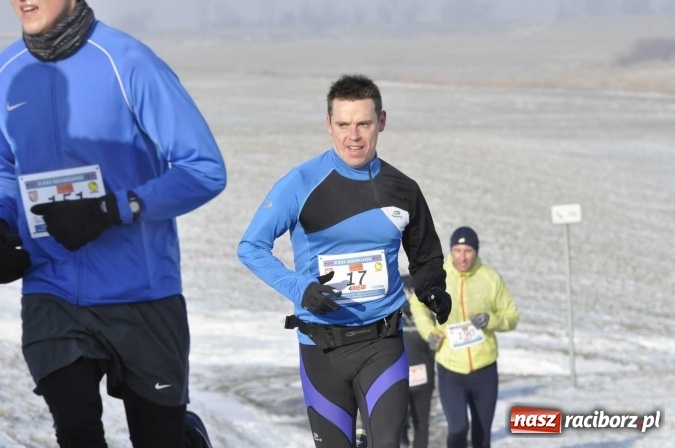 Zdjęcie w galerii na portalu naszraciborz.pl: III Bieg Nadodrzański. Mróz niestraszny biegaczom. Złoto dla Łukasza Skwareckiego  wiadomości z regionu
