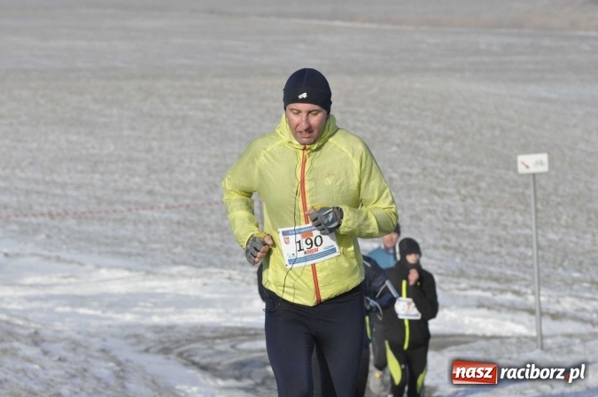 Zdjęcie w galerii na portalu naszraciborz.pl: III Bieg Nadodrzański. Mróz niestraszny biegaczom. Złoto dla Łukasza Skwareckiego  wiadomości z regionu