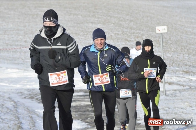 Zdjęcie w galerii na portalu naszraciborz.pl: III Bieg Nadodrzański. Mróz niestraszny biegaczom. Złoto dla Łukasza Skwareckiego  wiadomości z regionu