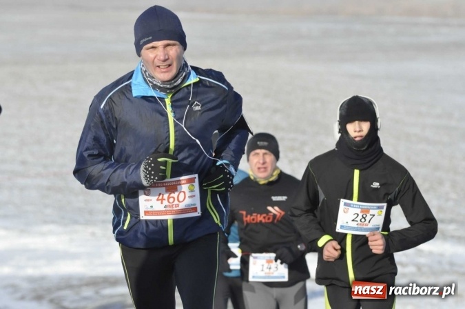 Zdjęcie w galerii na portalu naszraciborz.pl: III Bieg Nadodrzański. Mróz niestraszny biegaczom. Złoto dla Łukasza Skwareckiego  wiadomości z regionu