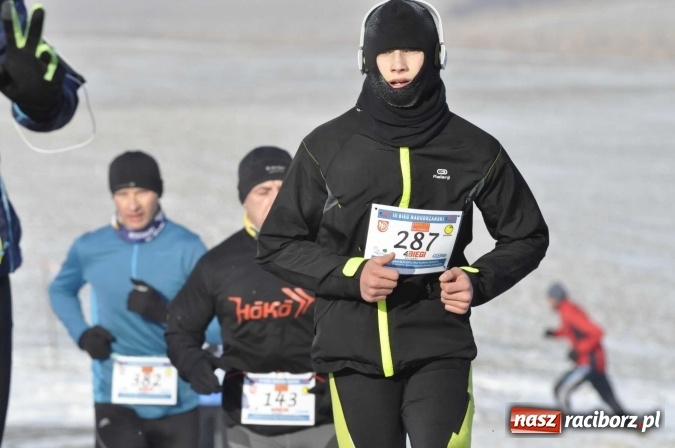 Zdjęcie w galerii na portalu naszraciborz.pl: III Bieg Nadodrzański. Mróz niestraszny biegaczom. Złoto dla Łukasza Skwareckiego  wiadomości z regionu