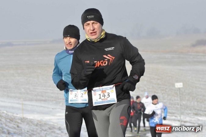 Zdjęcie w galerii na portalu naszraciborz.pl: III Bieg Nadodrzański. Mróz niestraszny biegaczom. Złoto dla Łukasza Skwareckiego  wiadomości z regionu