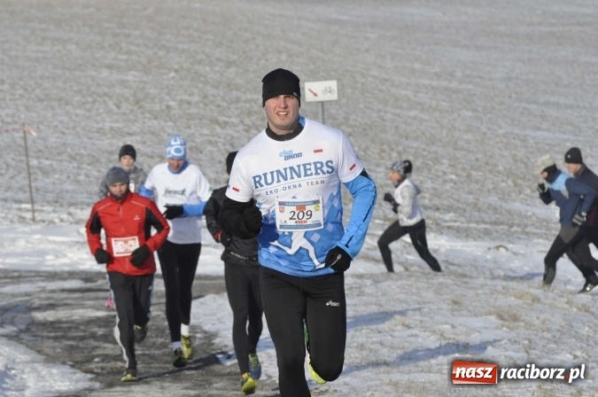 Zdjęcie w galerii na portalu naszraciborz.pl: III Bieg Nadodrzański. Mróz niestraszny biegaczom. Złoto dla Łukasza Skwareckiego  wiadomości z regionu