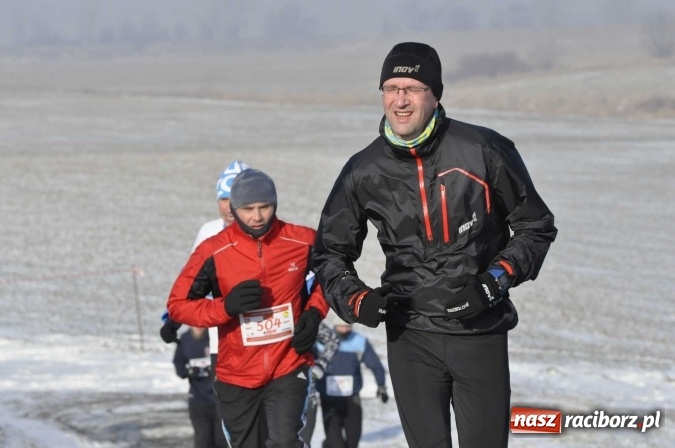Zdjęcie w galerii na portalu naszraciborz.pl: III Bieg Nadodrzański. Mróz niestraszny biegaczom. Złoto dla Łukasza Skwareckiego  wiadomości z regionu