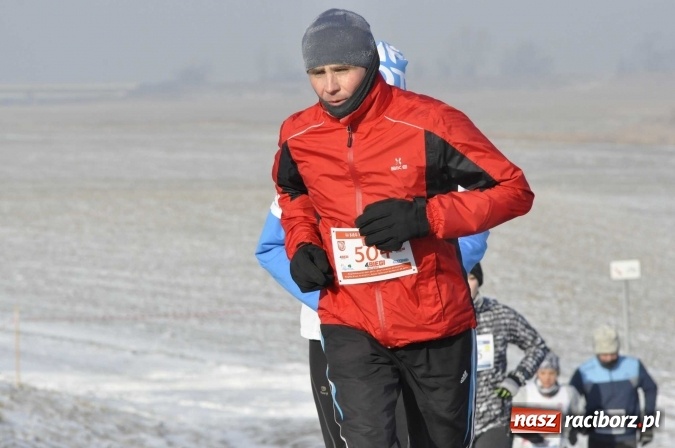 Zdjęcie w galerii na portalu naszraciborz.pl: III Bieg Nadodrzański. Mróz niestraszny biegaczom. Złoto dla Łukasza Skwareckiego  wiadomości z regionu
