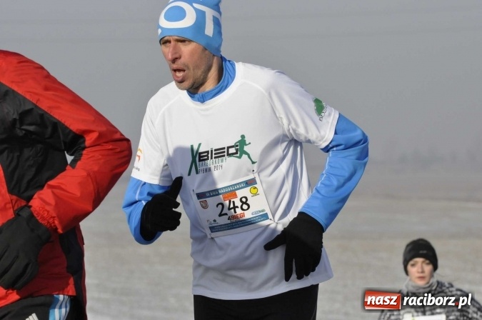 Zdjęcie w galerii na portalu naszraciborz.pl: III Bieg Nadodrzański. Mróz niestraszny biegaczom. Złoto dla Łukasza Skwareckiego  wiadomości z regionu
