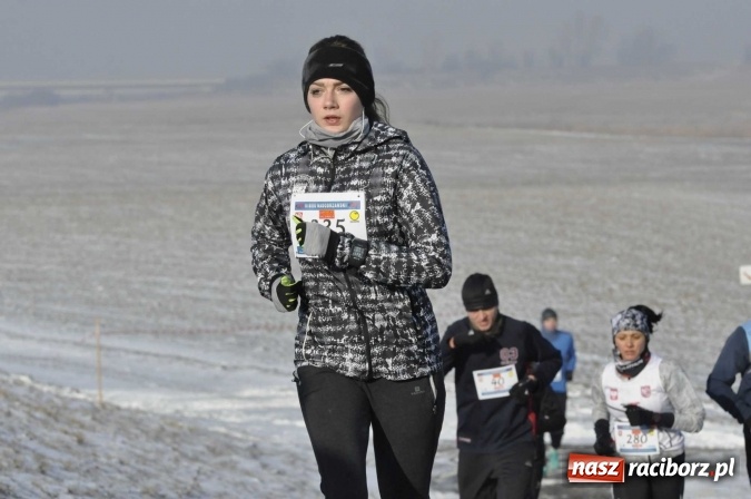 Zdjęcie w galerii na portalu naszraciborz.pl: III Bieg Nadodrzański. Mróz niestraszny biegaczom. Złoto dla Łukasza Skwareckiego  wiadomości z regionu