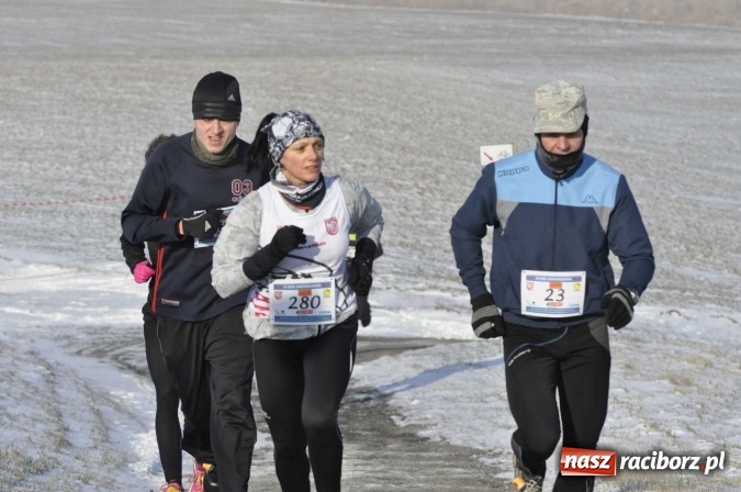 Zdjęcie w galerii na portalu naszraciborz.pl: III Bieg Nadodrzański. Mróz niestraszny biegaczom. Złoto dla Łukasza Skwareckiego  wiadomości z regionu