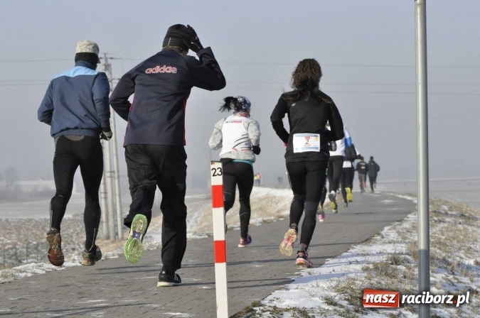 Zdjęcie w galerii na portalu naszraciborz.pl: III Bieg Nadodrzański. Mróz niestraszny biegaczom. Złoto dla Łukasza Skwareckiego  wiadomości z regionu