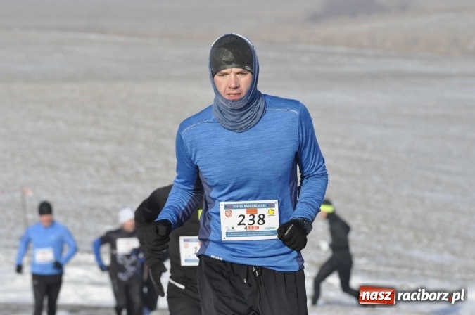 Zdjęcie w galerii na portalu naszraciborz.pl: III Bieg Nadodrzański. Mróz niestraszny biegaczom. Złoto dla Łukasza Skwareckiego  wiadomości z regionu