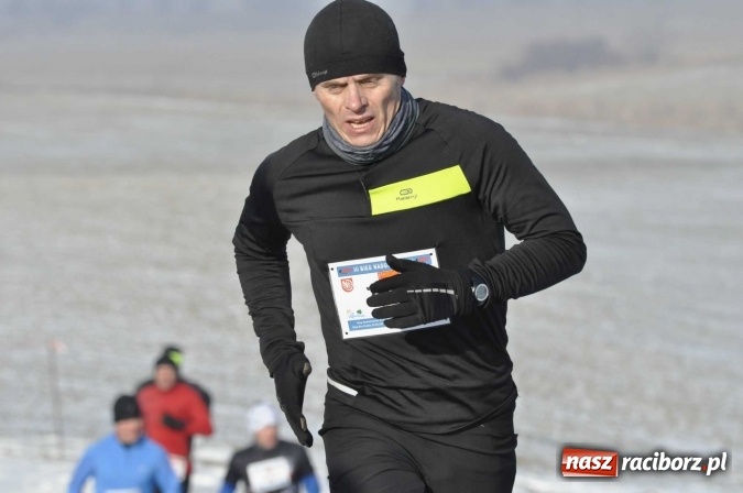 Zdjęcie w galerii na portalu naszraciborz.pl: III Bieg Nadodrzański. Mróz niestraszny biegaczom. Złoto dla Łukasza Skwareckiego  wiadomości z regionu