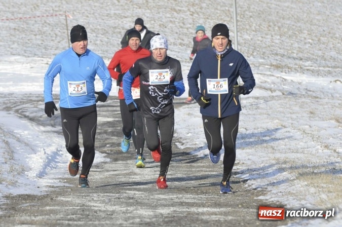 Zdjęcie w galerii na portalu naszraciborz.pl: III Bieg Nadodrzański. Mróz niestraszny biegaczom. Złoto dla Łukasza Skwareckiego  wiadomości z regionu