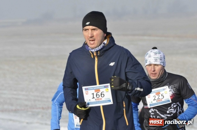 Zdjęcie w galerii na portalu naszraciborz.pl: III Bieg Nadodrzański. Mróz niestraszny biegaczom. Złoto dla Łukasza Skwareckiego  wiadomości z regionu