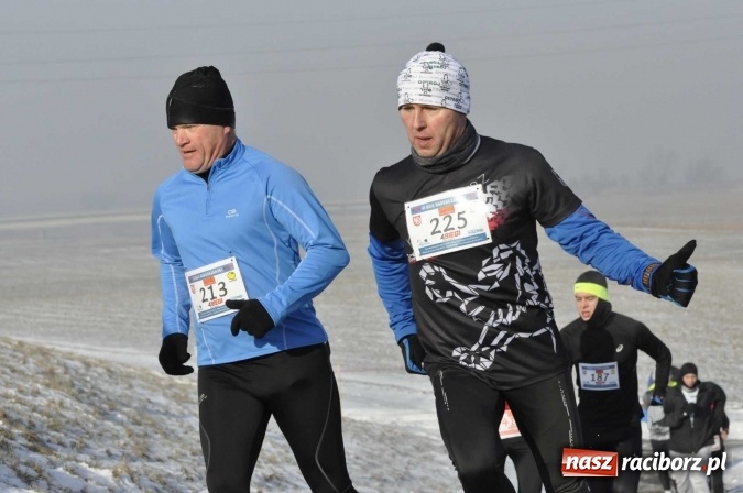 Zdjęcie w galerii na portalu naszraciborz.pl: III Bieg Nadodrzański. Mróz niestraszny biegaczom. Złoto dla Łukasza Skwareckiego  wiadomości z regionu
