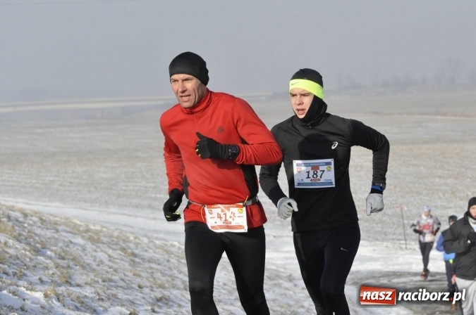 Zdjęcie w galerii na portalu naszraciborz.pl: III Bieg Nadodrzański. Mróz niestraszny biegaczom. Złoto dla Łukasza Skwareckiego  wiadomości z regionu